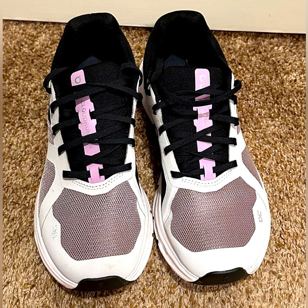 Like new OC Cloudrunner size 8.5